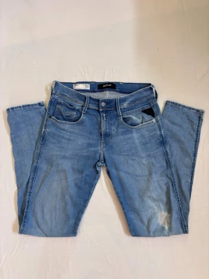 Ljusblåa jeans från Replay anbass hyperflex  - Säljer ett par ljusblåa Replay anbass hyperflex i storleken 29w/32L med slitningar | Pris går att diskutera och hör av er vid minsta fundering!