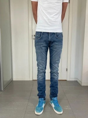 Replay Anbass Hyperflex Jeans - Säljer nu dessa Replay Anbass Hyperflex Jeans, med mått ca 38 o 110 cm. skriv för fler bilder/frågor🙌🏼
