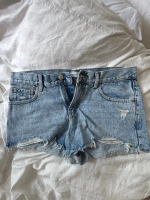 jeansshorts - korta jeansshorts ifrån gina tricot i stl 36!