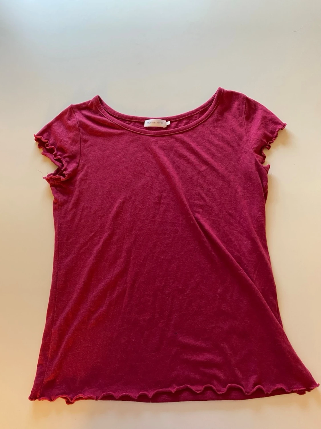 Vinröd t-shirt med volangkant