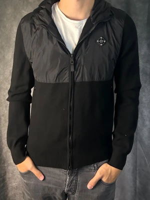J.lindeberg cardigan - Mycket fint skick | Size S (modellen är 188 cm 74 kg) | fraktar spårbart inom 24 timmar | för att köpa klicka ”köp nu” | vid frågor eller funderingar skriv ett meddelande | följare får bättre rabatter🙌