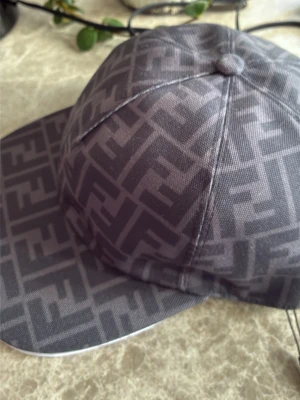 Svart Fendi keps  - Svart Fendi keps, inte min stil