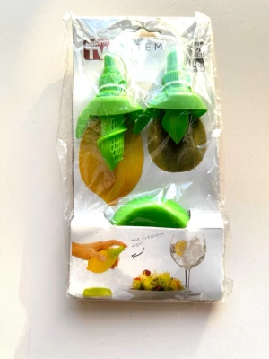 Helt NYTT set med citrusspray / citruspress  - Helt nytt set med två citrusspray / citruspress och fat i förpackning. Skär toppen av exempelvis en citron, vrid in pressen, rulla citronen mot bänkskivan lite och sen kan du spraya färsk citronsaft på sallader, fiskrätter, drinkar och annat. Helt nytt i förpackning!