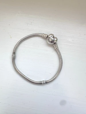 Pandora armband - Supersnyggt pandora armband i silver utan berlocker eller något annat. Om man är intresserad så har jag också två stoppar men de är inte med i den här annonsen💕