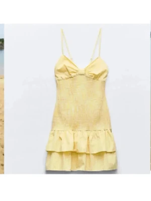 Gul volangklänning från Zara - Säljer min otroligt fina och eftertraktade klänning från Zara som inte finns kvar längre! 🩷