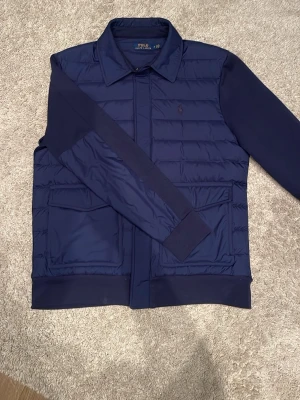 Ralph Lauren Jacka/Cardigan - Stilren mörkblå vårjacka/cardigan från Ralph Lauren i storlek M. Använd endast enstaka gånger och i mycket fint skick. Perfekt som lätt ytterplagg nu under våren samt under hösten! Skriv min minsta funderingar!! Pris kan diskuteras vid snabb affär:) 