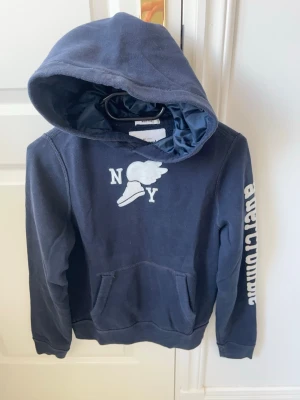 Abercrombie and fitch hoodie kids  - Abercrombie and fitch hoodie kids - mått i sista. Inga defekter! Modellen i bilderna är 180 cm 75 kg och bär Storlek XL kids ~ Xs  , Kom med frågor! 🌟 (Kan gå ned i pris vid köp av paket 😉) 