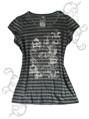 Randig t-shirt med tryck - ☆ Snygg t-shirt med tryck och rhinestones, säljer då den inte kommer till användning! ☆