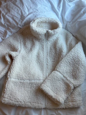 vitteddy gina tricot jacka - aldrig använt 