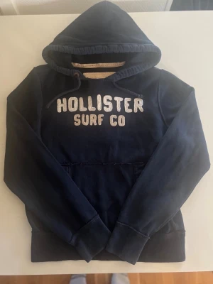 Hollister surf hoodie (ovanlig) - Riktigt snygg och eftertraktad Hollister surf hoodie. fint skick inga fel storlek M kan ta mått vid behov. Endast 488kr ej hugget i sten kom gärna med frågor och prisförslag har även mycket mer liknande i min profil alla storlekar kolla gärna stor rabatt vid köp av flera 😁✌️