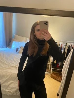 Svart tröja - Säljer en svart tröja med långa ärmar. Tröjan har en klassisk passform och är tillverkad i ett mjukt material som känns skönt mot huden. Perfekt för dig som gillar en enkel och stilren look.