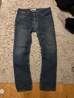 Levis 513 - Ett par riktigt schyssta Levis jeans. Passar mig som är 190, väger 78! Ingen storlek finns på jeansen, tippar 33-32 cirka. Riktigt feta och super skönt skick! Köpta på kilo shop i Paris. Svarar på allt! (Har selvage drag!!)