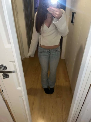 Ljusblå bootcut jeans - Ljusblåa jeans från tommy hilfiger, köpt från secondhand butik i Thailand men är i bra skick. Står ingen storlek. jag är 165cm lång. Skriv om du har frågor. 
