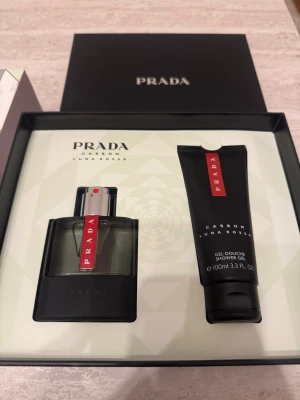 Prada Luna Rossa Carbon presentset 50ml + shower gel (helt ny)  - Prada Luna Rossa Carbon presentset med 50 ml parfym + 100 ml shower gel. Helt nytt och aldrig använt i originalförpackning. Nypris ca 950 kr i butik.