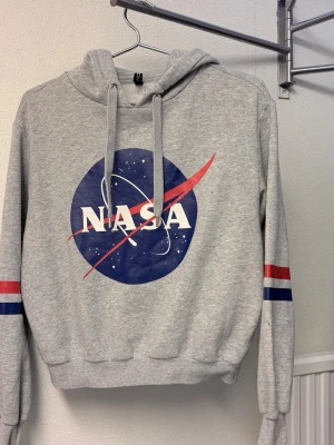 Grå NASA hoodie med tryck - Helt ny och croppad. 