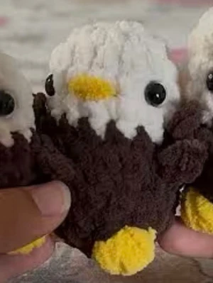 Handgjord plysch örnfigur - Söt handgjord plyschfigur som föreställer en örn med vit huvud, gul näbb och fötter samt brun kropp. Perfekt som dekoration eller samlarobjekt. Mjukt material och detaljerade drag med svarta plastögon.