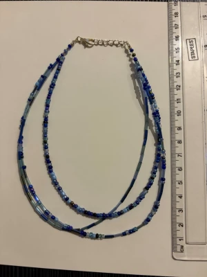 Blått pärlhalsband - Hemgjort halsband som är nickelfritt 
