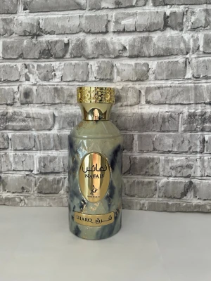 Nafais Sharq khadlaj  - Nafais Sharq by Khadlaj  100ml EDP. Se bilder för noter och mängd kvar. 