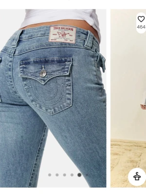 True Religion ljusblå jeans Joey low rise flare  - Ljusblå jeans från True Religion med låg midja, femficksdesign och bakfickor med ficklock och knapp. Stretchigt material med figurvänlig passform och dragkedjegylf. Material: 70% bomull, 26% polyester, 3% viskos, 1% elastan. Är som nya ;))