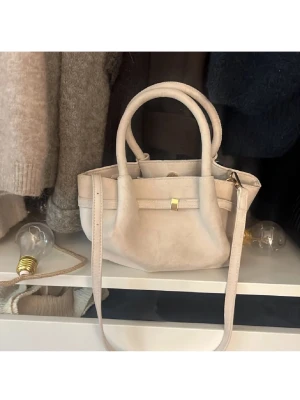 Ljusbeige minihandväska  - Super söt väska, nästan aldrig användt!