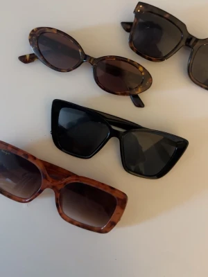 Ovala bruna solglasögon i sköldpaddsmönster - Skriv om ni vill köpa mindre en alla, alla för 250, 1 par för 70