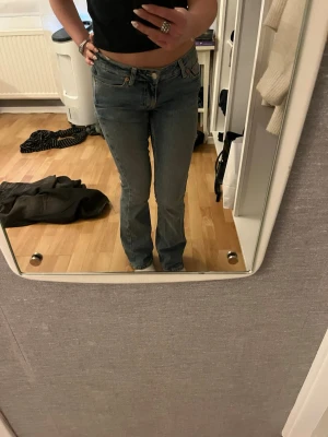 Blå jeans ifrån junkyard - Fint skick, knappt använda. Säljer då dom inte kommer till användning💕 skriv gärna ifall ni har några frågor!😊