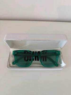 Chimi 04 Aqua - Säljer mina Chimi 004 i färgen Aqua. Denna färg säljs inte längre då de är från en äldre kollektion. Fodral, dustbag samt putsduk ingår. Skick: 9/10. Nypris: 1350kr.