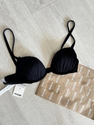 Svart bikini topp - Jättefin svart bikinitopp i Stl 70b helt oanvänd, lapp kvar 🥰 Köpt för 220kr