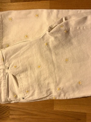 Jeans med söta blommor på - Jeans från Lindex, använda en gång! Men lite korta för mig (är 175 cm)!  Storlek 42, nypris 599 kr 