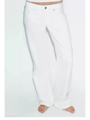 Vita jeans - Säljer dessa jättefina vita jeansen från Zara, helt oanvända med lapp kvar🤍🤍