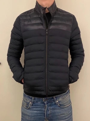 Marinblå glansig dunjacka från J.Lindeberg - Tja! Säljer denna riktigt snygga marinblåa dunjacka ifrån J.Lindberg | Storlek S | Modellen på bilden är 181! | Hör av er vid minsta lilla fundering 🙌 