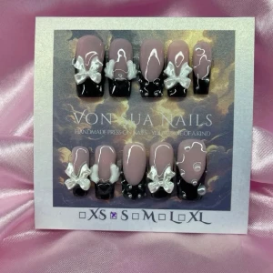 BbyNoir (S);Medium Square - Snygga handgjorda press-on naglar i svart french och nude med vita 3D-rosetter och detaljer. Naglarna har en medium lång square form och cool design med  dekorationer. Perfekt för dig som vill ha något unikt och trendigt på naglarna.S: 15 mm, 11,5 mm, 12 mm, 11 mm, 9 mm 