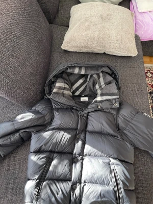 Burberry jacka  - Ganska ny andvänd några gånger 