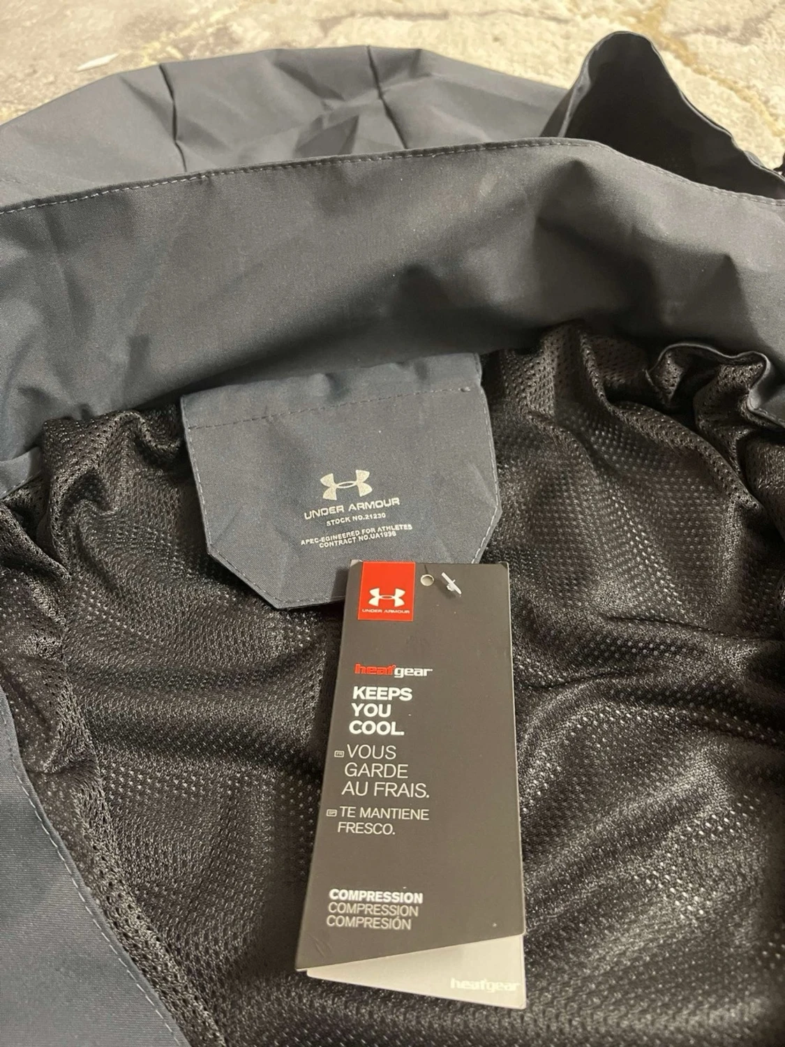 Mörkgrå vindjacka från Under Armour - 3