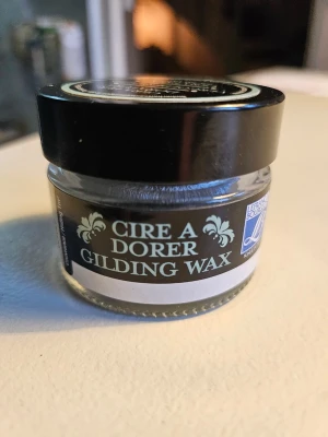 Gilding Wax Lefranc & Bourgeois - En liten burk förgyllningsvax från Lefranc & Bourgeois. Vaxet kommer i en genomskinlig glasburk med svart lock och etikett. Perfekt för att ge detaljer på konst, möbler eller dekorationer en metallisk finish. Silver. Endast öppnad och provad. Se bild.