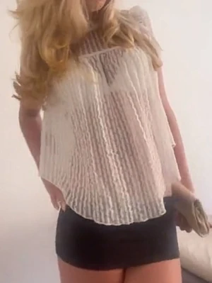 Vit spets blus  - Säljer en vit, plisserad blus i transparent tyg med en vacker passform. Blusen har korta ärmar och rund halsringning, perfekt för en trendig och fin look. Superfin att styla med linne eller bralette under.