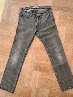 Acne studios - Ett par Acne studio jeans till galet bra pris, köpta för runt 4599kr  mycket bra skick! Ställ gärna frågor                                                                                  W28.                                                                                      L32. 