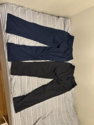 2st Reebok byxor - 2 st Reebok byxor i Storlek M. Den ena är mörkblå och den andra svart.  Dom är väldigt luftiga och sitter löst mot kroppen, väldigt sköna att träna i. 