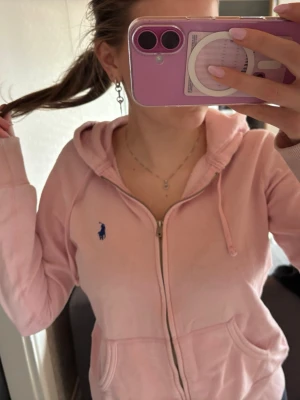 Ljusrosa hoodie zip up från Ralph Lauren - Så fin till sommaren!! Storlek M men är mer som S