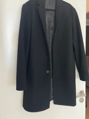 Svart ullkappa från Selected Homme - Stilren svart kappa från Selected Homme. 