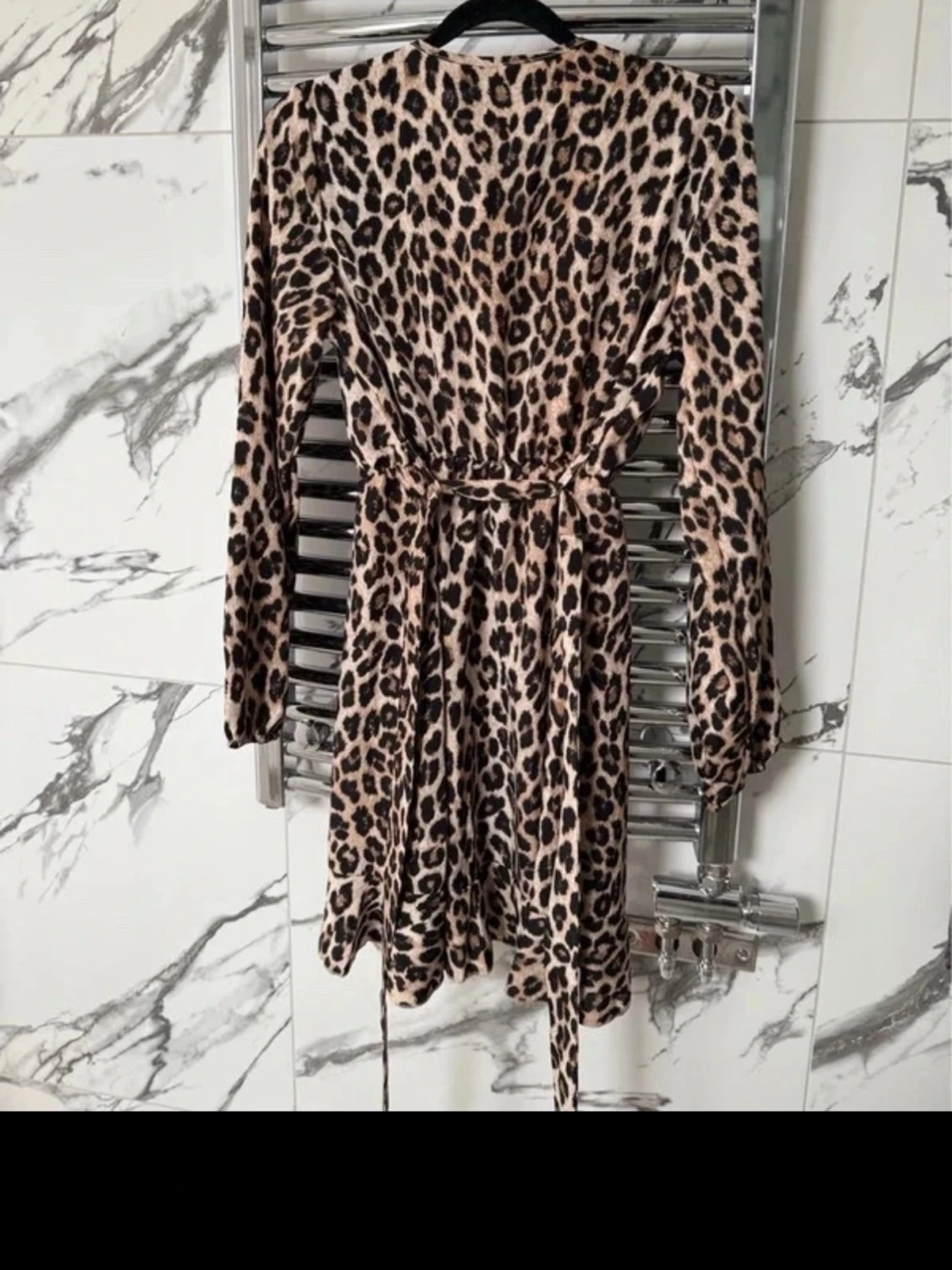 Leopardmönstrad omlottklänning med knyt - 1