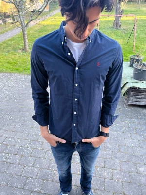 Ralph Lauren skjorta - Säljer snygg blå Ralph Lauren skjorta storlek M slim fit snygg till sommaren. Passar dig som är 180-189 ca. Paketpris vid flerköp😃 Skriv om du har frågor!