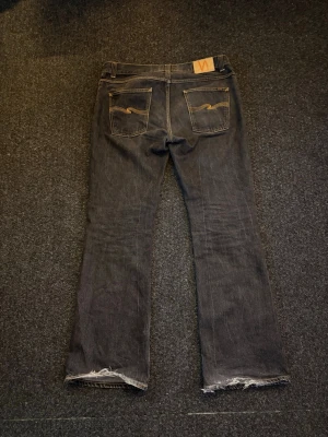 Nudie flare glenn - Säljer dessa ovanliga low flare Glenn. Taggen har gått av med storleken va 36/34 men de passar 34/34. Skriv vid fler frågor och funderingar