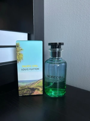 Louis Vuitton Pacific Chill - Säljer denna Louis Vuitton Pacific Chill parfymen. Den är endast sprayad fåtal gånger så skicket är som nytt. Skriv vid frågor eller bilder