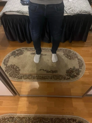 Mörkblå slim fit jeans från replay  - Säljer ett par mörkblå slim fit jeans från replay . Jeansen har klassisk femficksdesign, dragkedja och knapp i midjan samt snygga slitningar på låren. Perfekta för en trendig och avslappnad look. W33 och L32. Modellen är 185 och väger 78kg. Priset är inte hugget i sten!