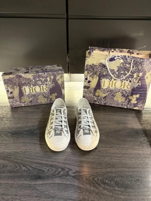 Dam sneakers - Säljer nu dessa fina låga sneakers med en exklusiv design och trendig ”look”. De passar perfekt för att boosta din outfit till vardags eller mer festliga tillfällen