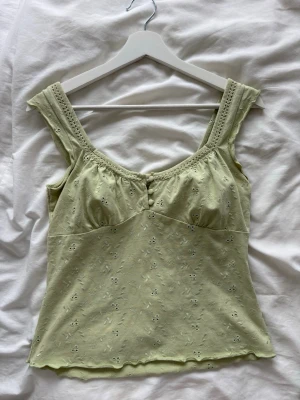 Ljusgrön broderad linnetopp 💋 - Söt ljusgrön linnetopp med små broderade blommor över hela tyget. Den är ifrån Per una som inte finns i Sverige storlek S❣️