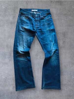 Levis 512 Bootcut Jeans - Säljer dessa riktigt feta Levis Bootcut Jeans då dom var lite för långa på mig. Storlek 32/34 men är nersydda så sitter mer som 32/32 -utgå från mått Midja: 42 Ytterben: 102 Benöppning: 23,5