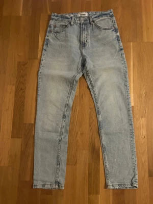 Ljusblå jeans herr  - Säljer min brors snygga blåa jeans för herr från pull & bear, säljer eftersom dom är för små och därav inte används. Bra skick, inga defekter men lite slitna. Hör av er för frågor 