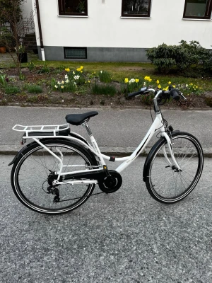 El cykel - Säljer pågrund av att jag har skaffat mopedkort! Funkar som helt ny, inga rost, inte nån skrapa, använt i halvår, funkar exakt som ny. Bromsarna ings fel, funkar som exakt dagen när jag fick cykeln!   Pris disskuteras då batteri saknas eftersom den gått sönder, lämnar av cykeln till adressen också! Med en liten frakt summa som tas i DM.